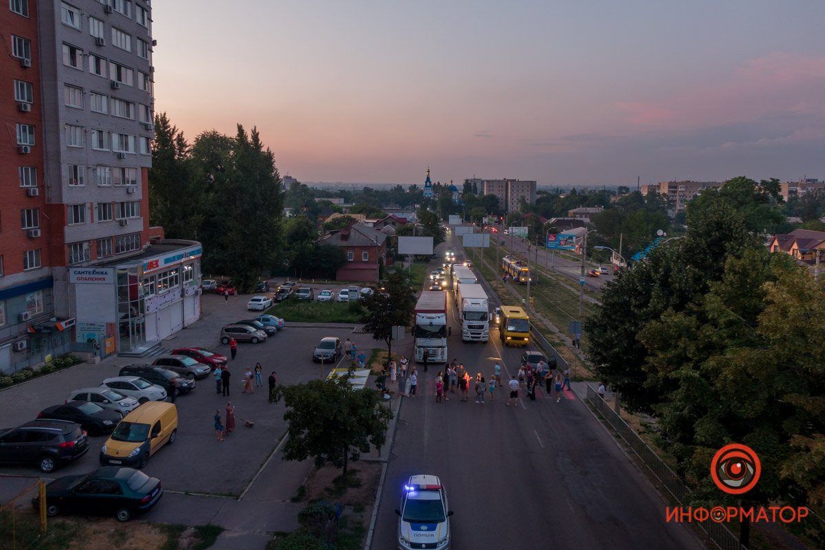 В Днепре на Рабочей десятки людей перекрыли проезжую часть: в чем причина 2