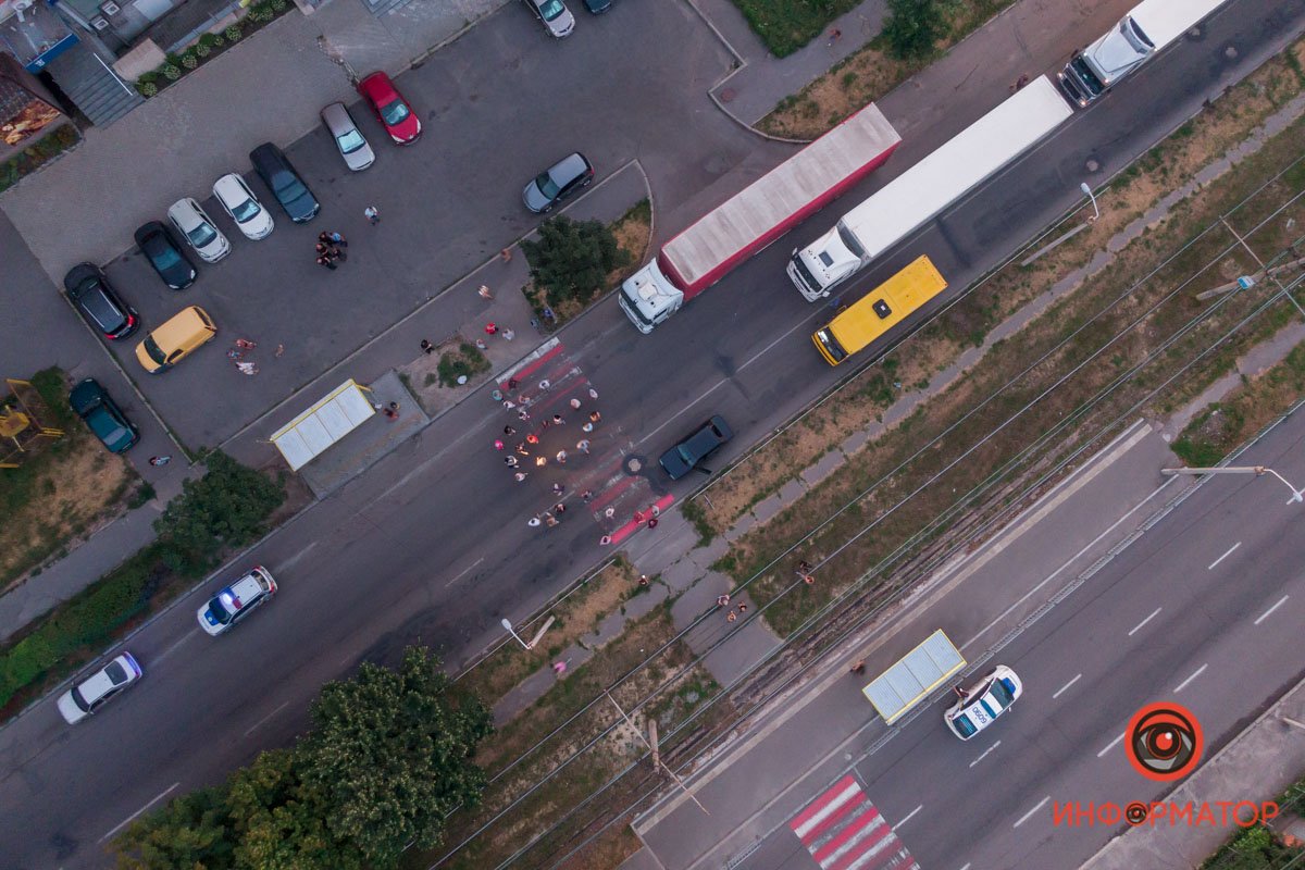 В Днепре на Рабочей десятки людей перекрыли проезжую часть: в чем причина 3