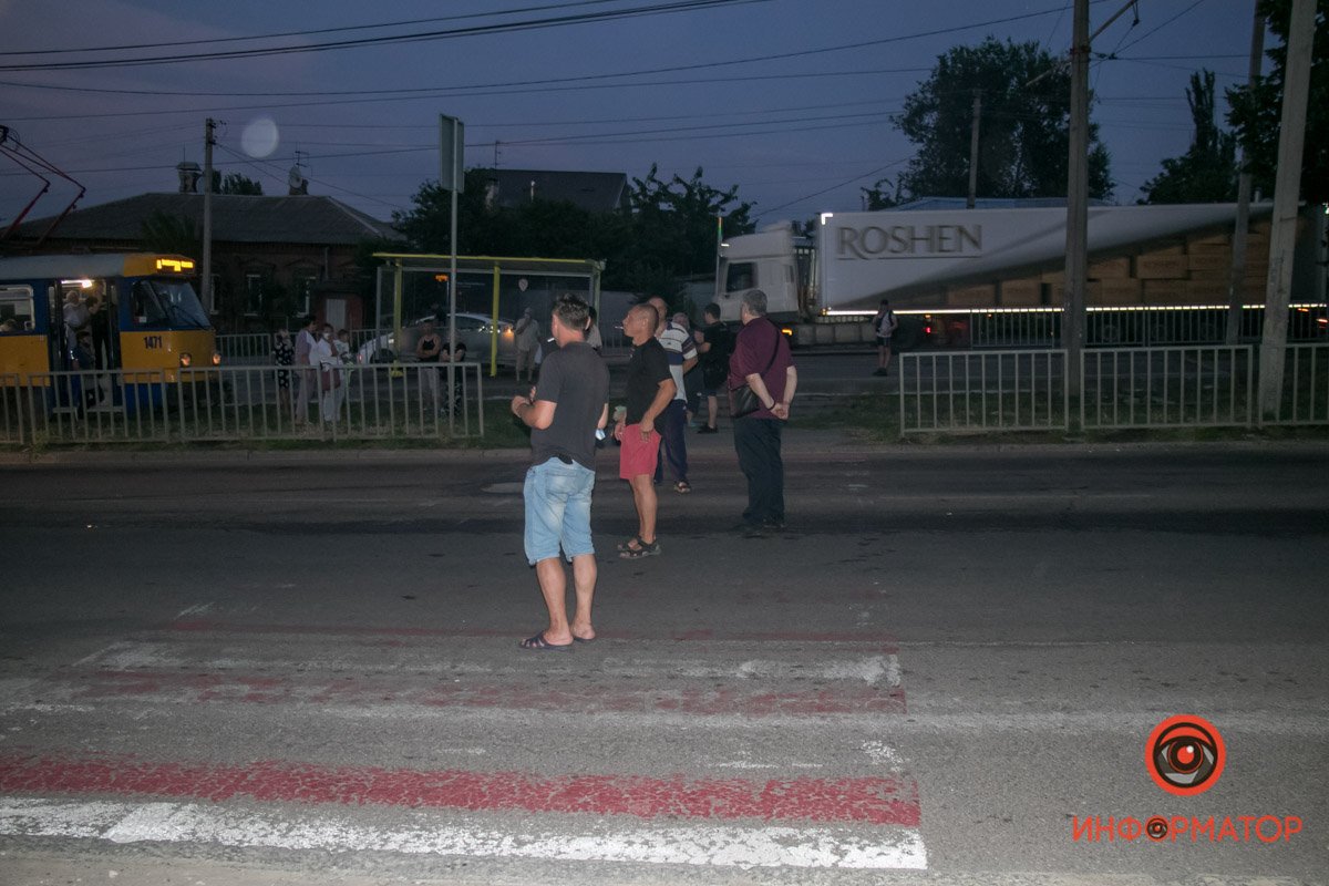 В Днепре на Рабочей десятки людей перекрыли проезжую часть: в чем причина 5