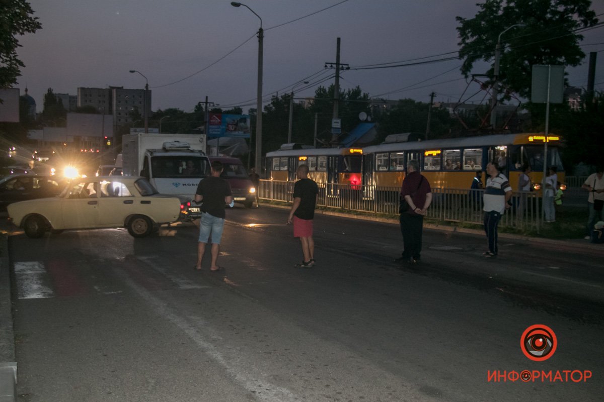 В Днепре на Рабочей десятки людей перекрыли проезжую часть: в чем причина 6