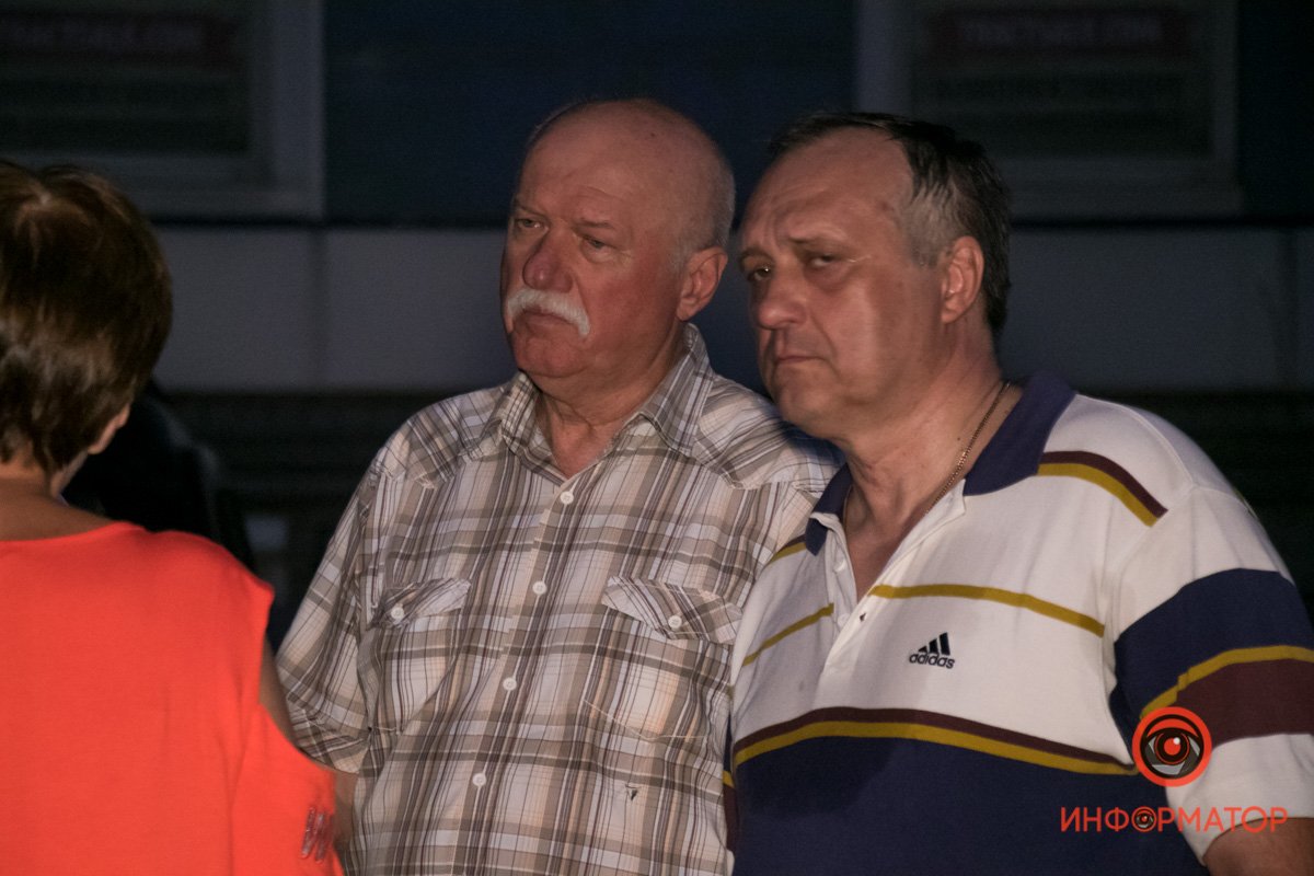 В Днепре на Рабочей десятки людей перекрыли проезжую часть: в чем причина 13