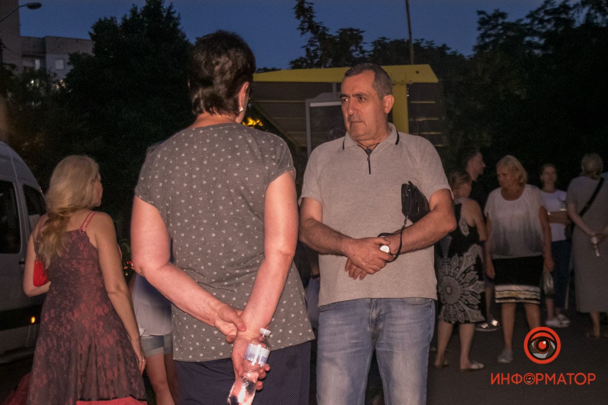 В Днепре на Рабочей десятки людей перекрыли проезжую часть: в чем причина 14