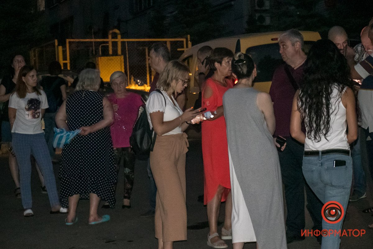 В Днепре на Рабочей десятки людей перекрыли проезжую часть: в чем причина 15