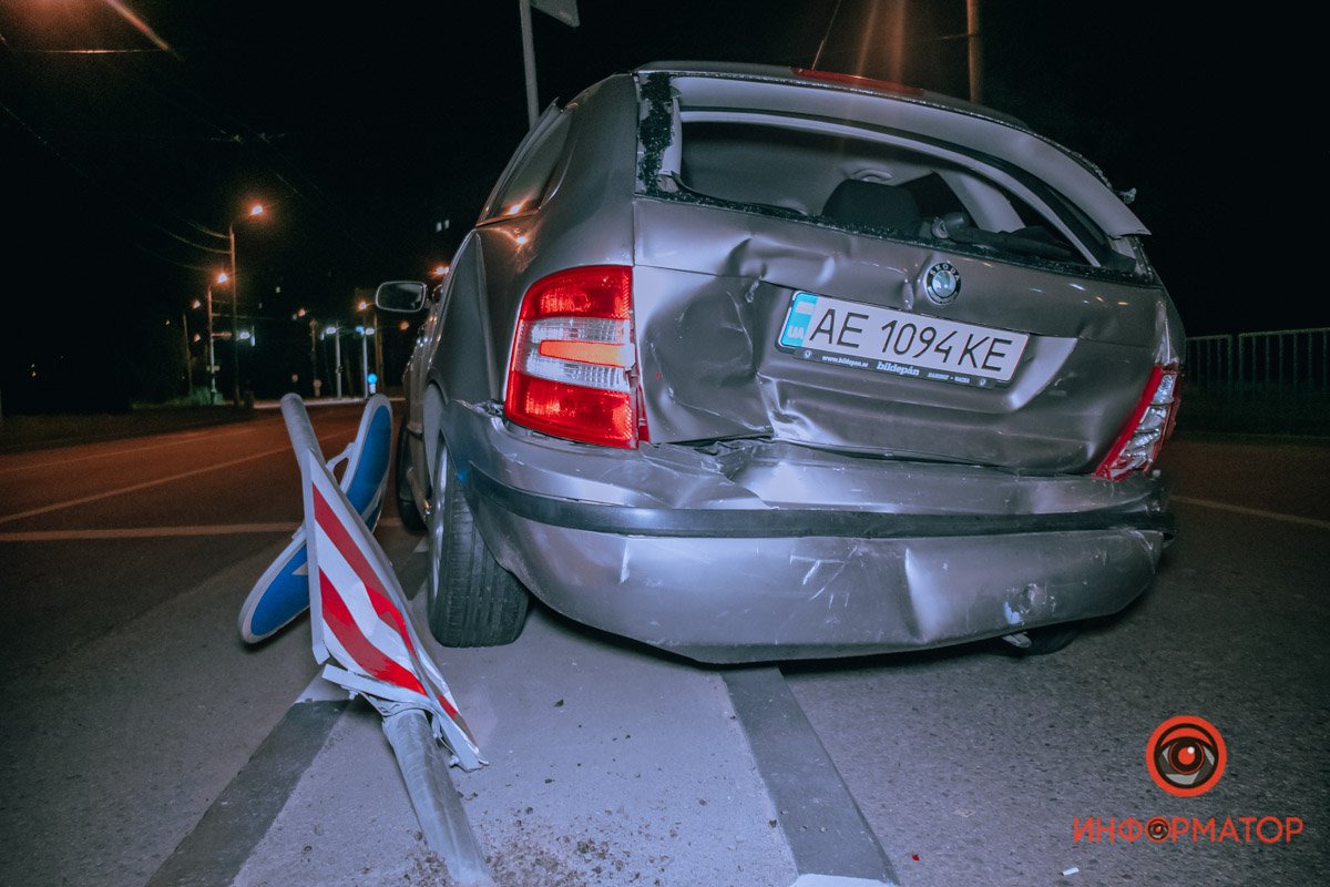 Skoda влетел в дорожный знак