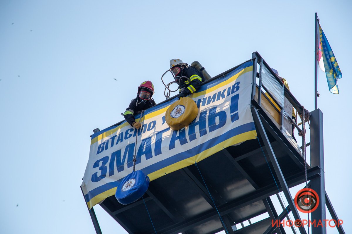 Каждая команда состояла из 4 мужчин и 1 женщины Каждая команда состояла из 4 мужчин и 1 женщины