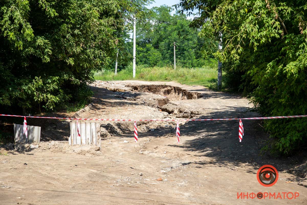 Вода вымыла большие рытвины в районе улицы Хальгингольской
