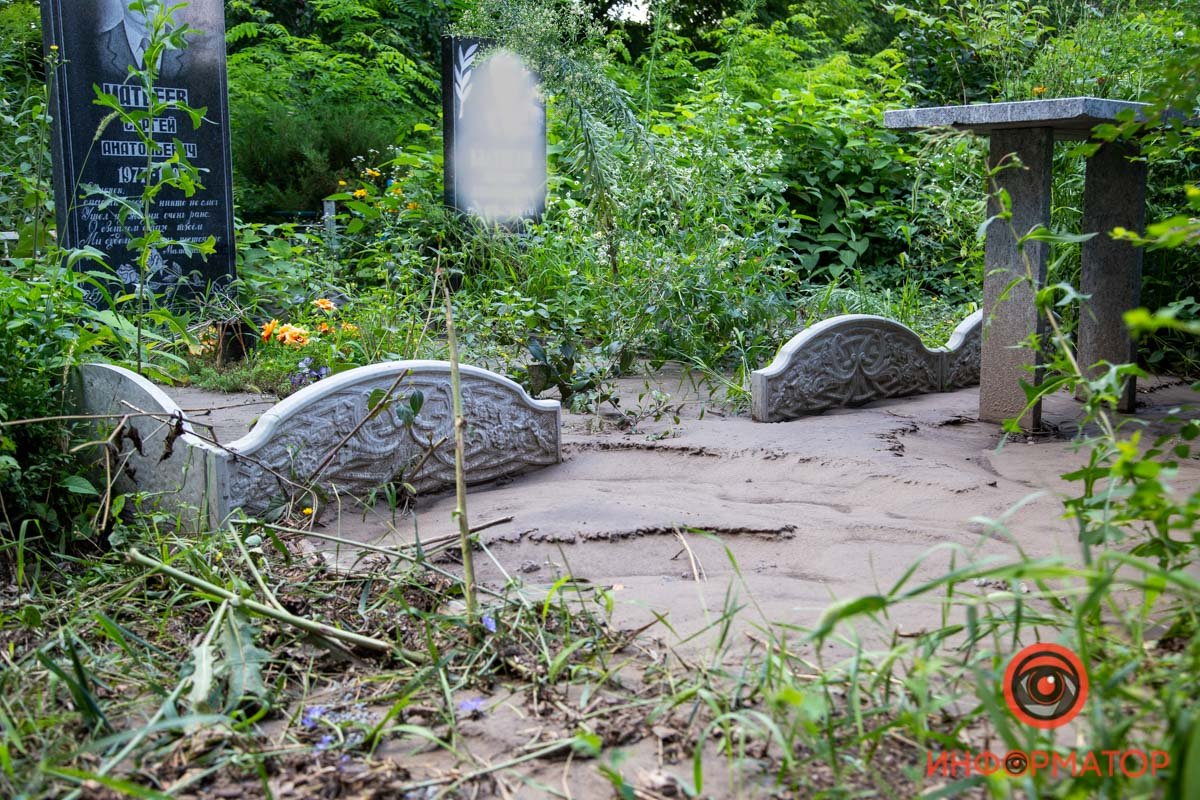 Могилы просели