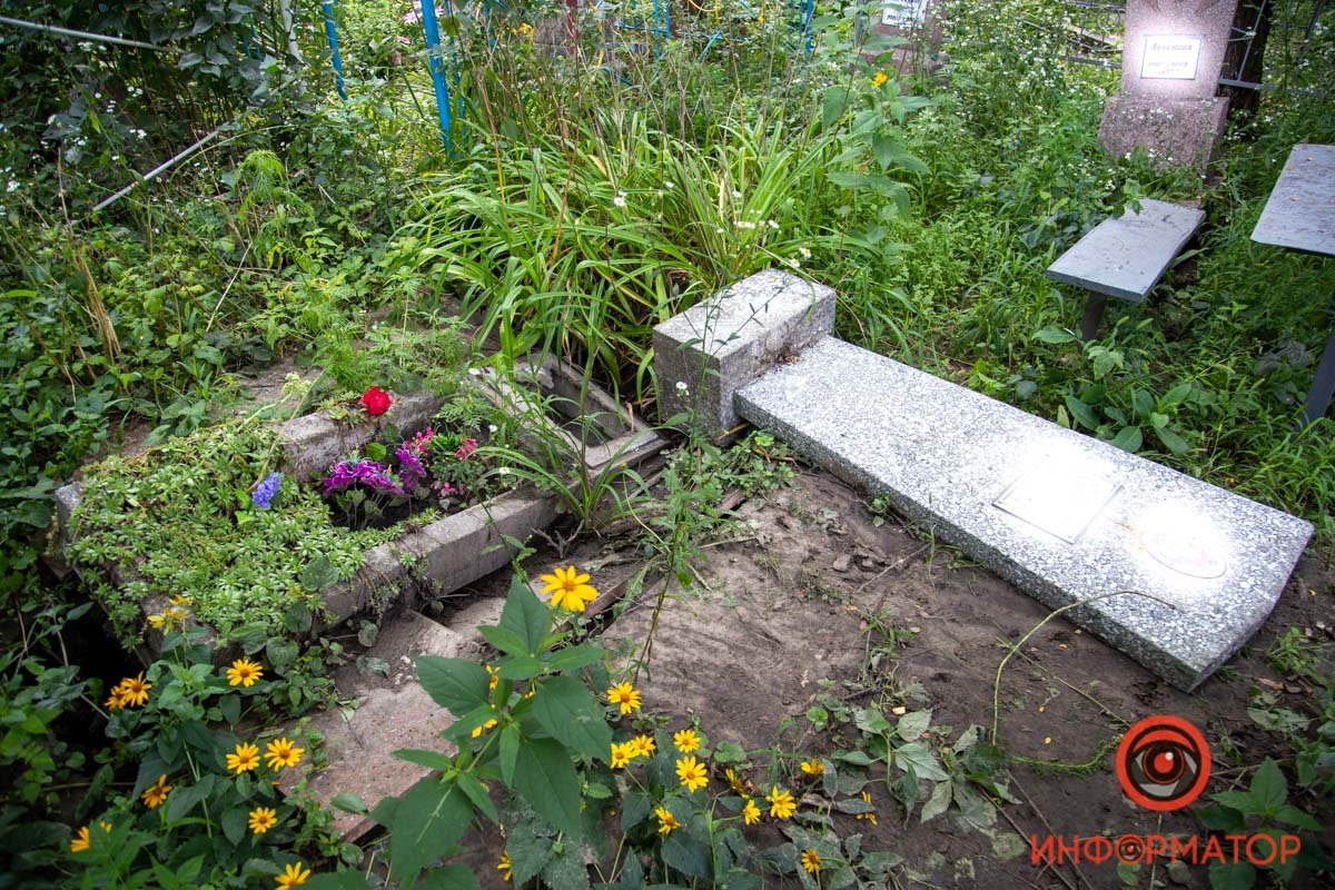 Надгробия завалились