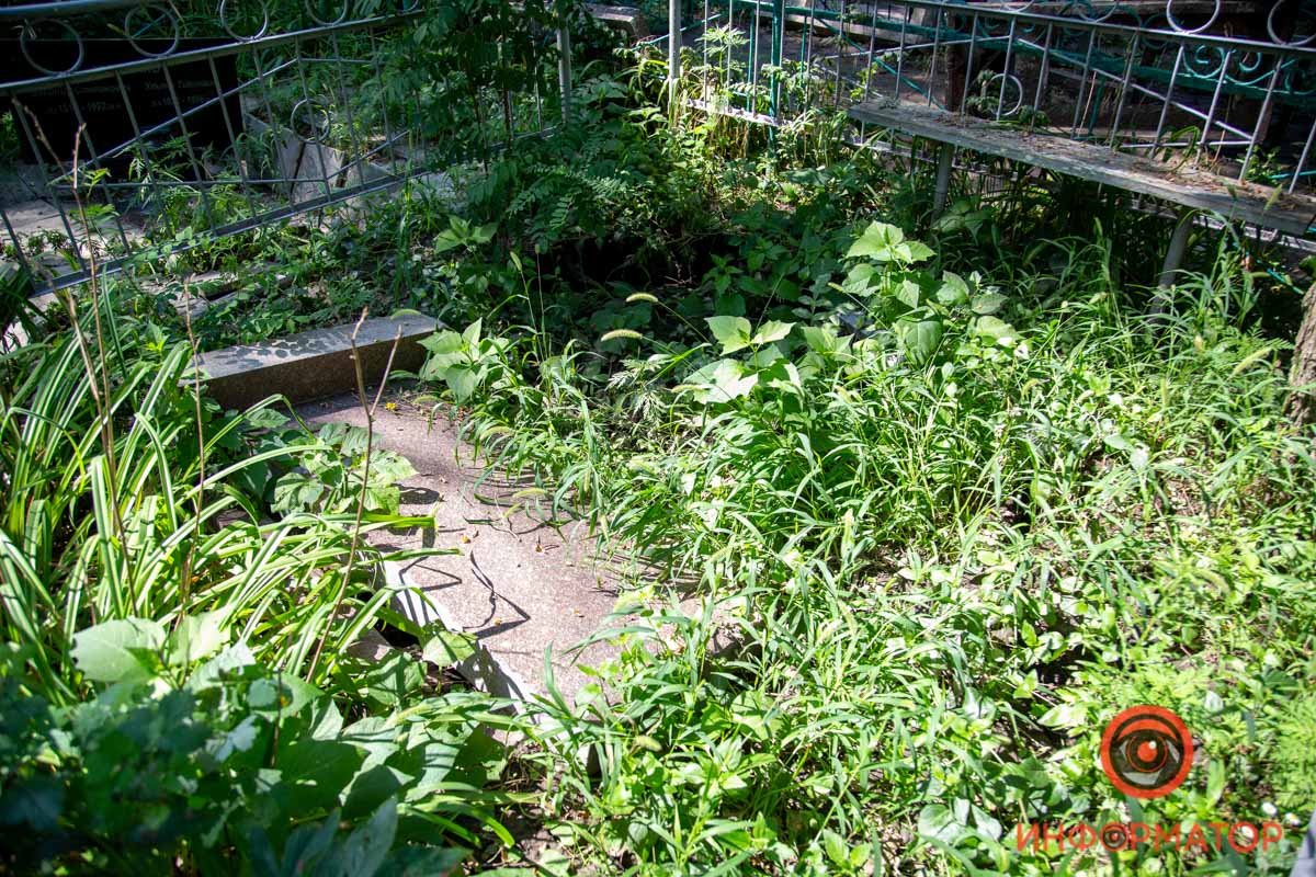 Если ваши близкие тут похоронены, проверьте их могилы