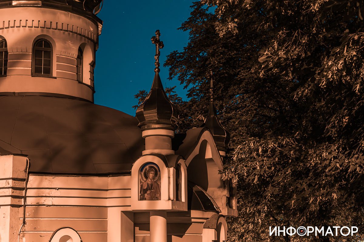 Внушительно