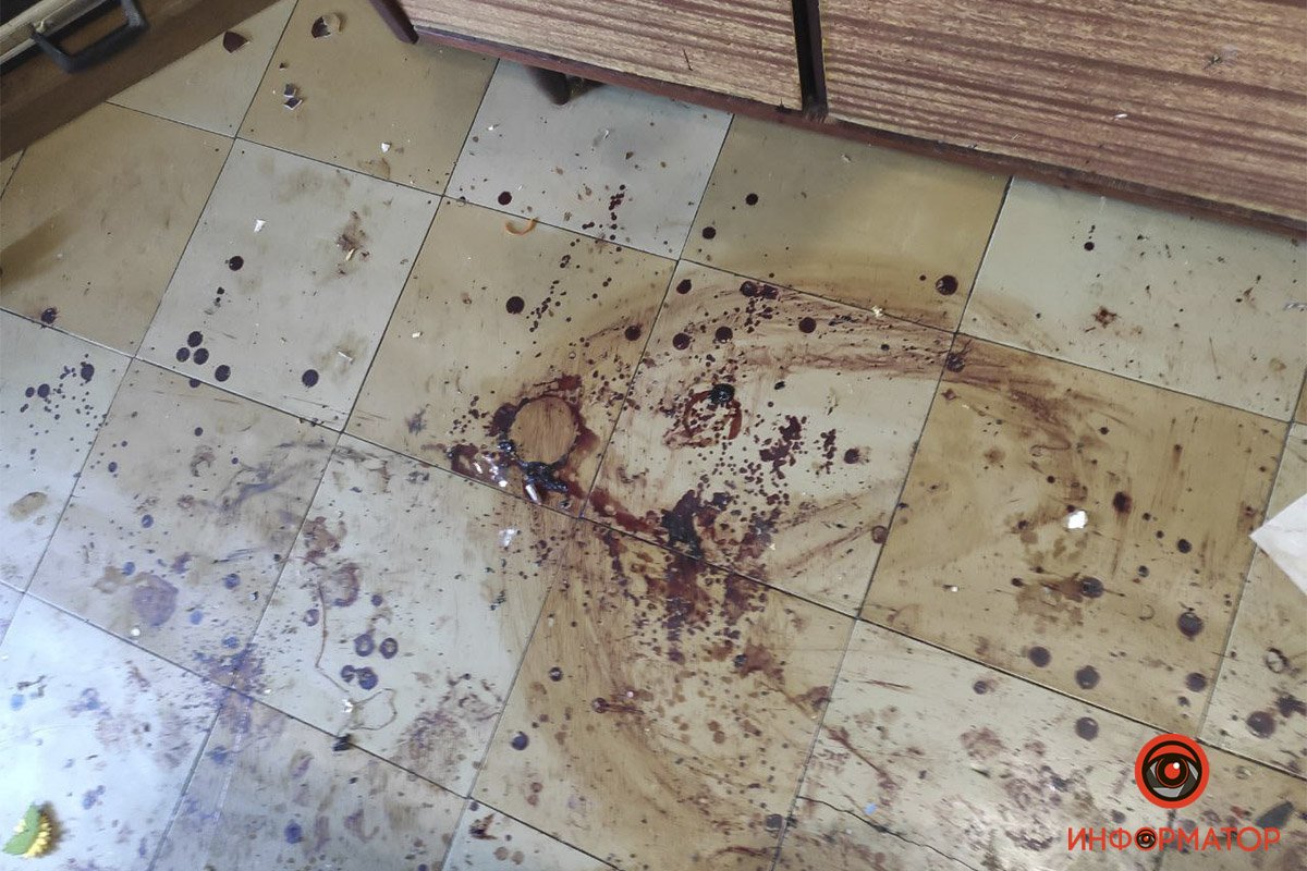 В Днепре на Поля пьяный мужчина убил свою мать: труп 4 дня пролежал в квартире 2