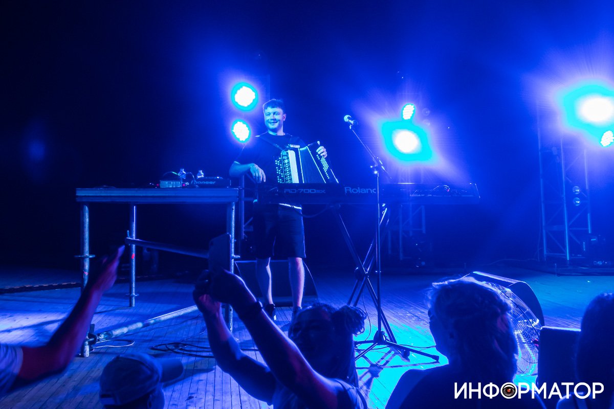 Аккордеонист на концерте Олега Кензова