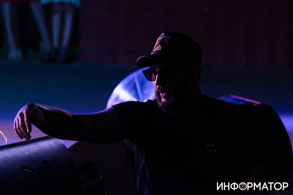 Олег Кензов в кепке и очках