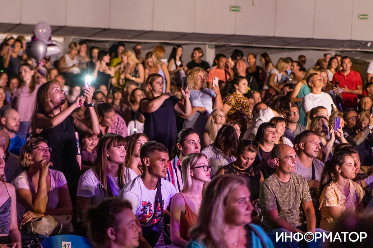 Зрители в Летнем театре парка Шевченко Зрители в Летнем театре парка Шевченко