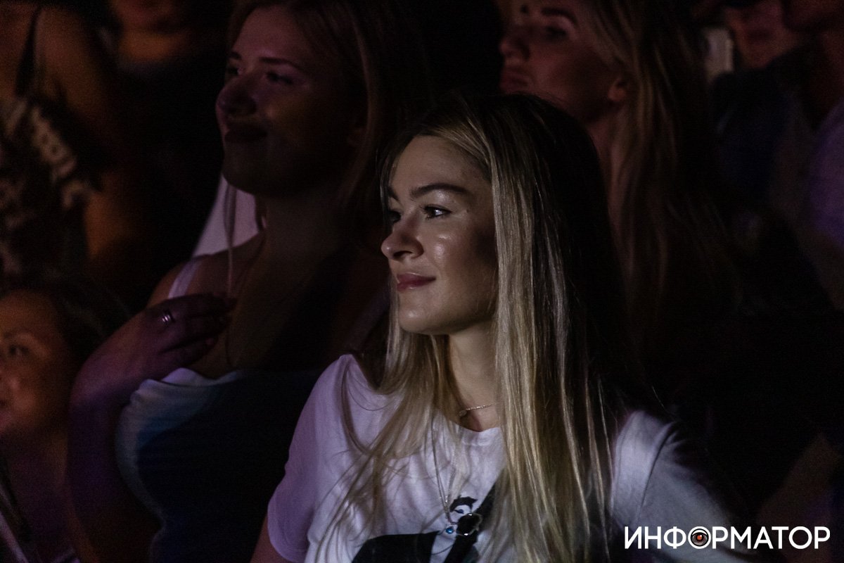 обаятельная девушка на концерте Олега Кензова обаятельная девушка на концерте Олега Кензова