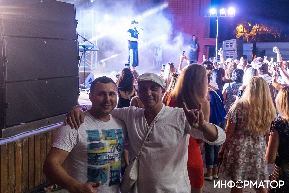 Фото друзей у сцены Летнего театра Фото друзей у сцены Летнего театра