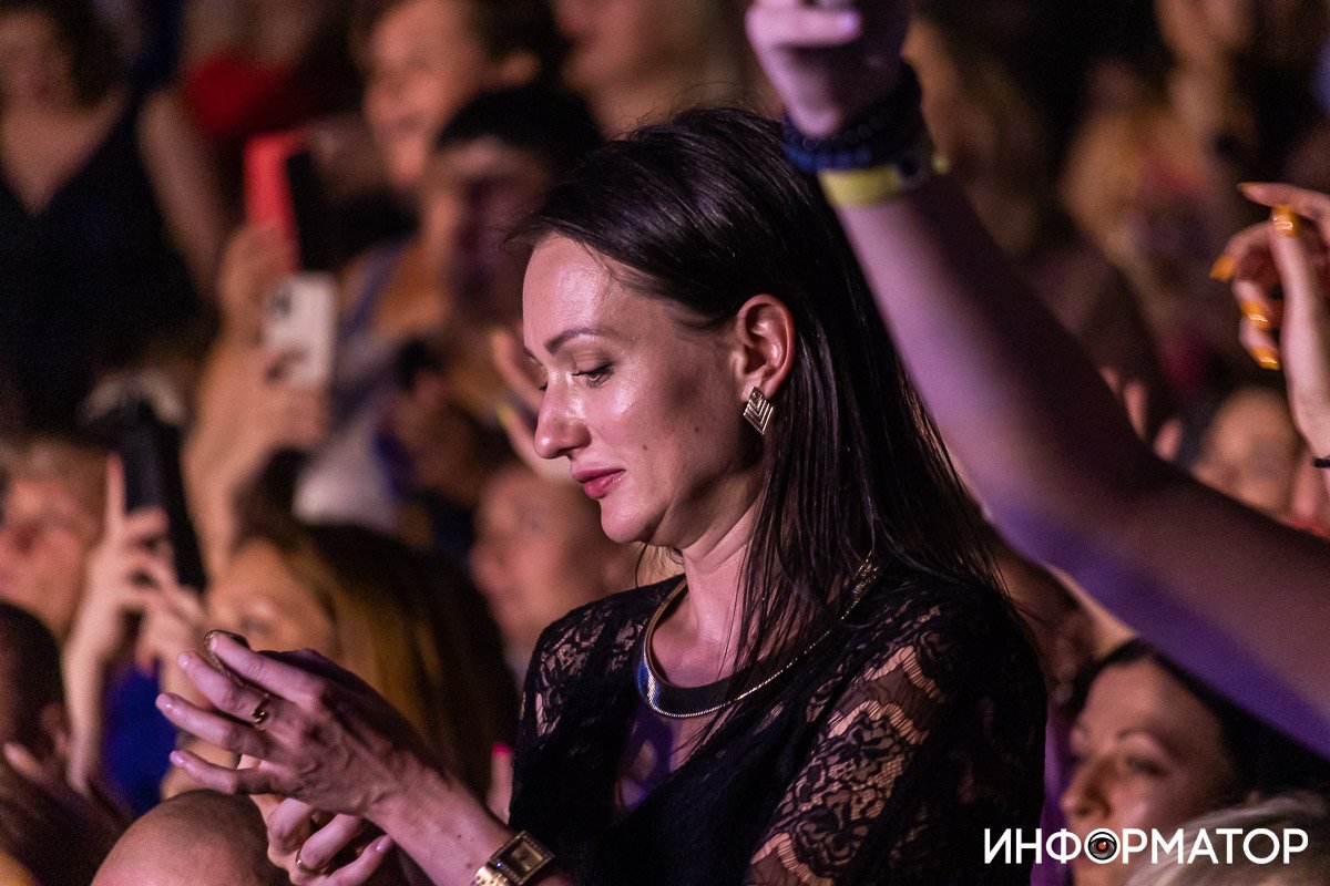 Девушка в профиль на концерте Олега Кензова Девушка в профиль на концерте Олега Кензова