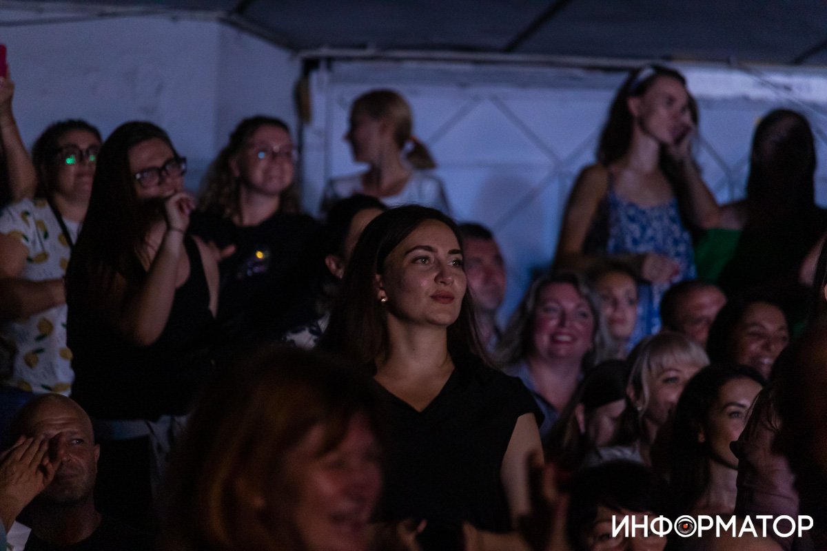 Девушка улыбается на концерте Девушка улыбается на концерте