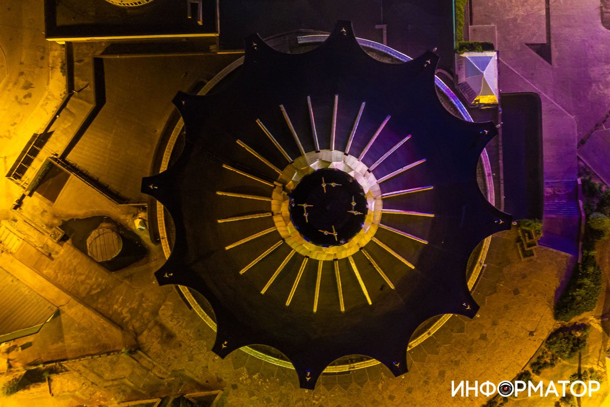 Вид куполу цирка сверху Вид куполу цирка сверху