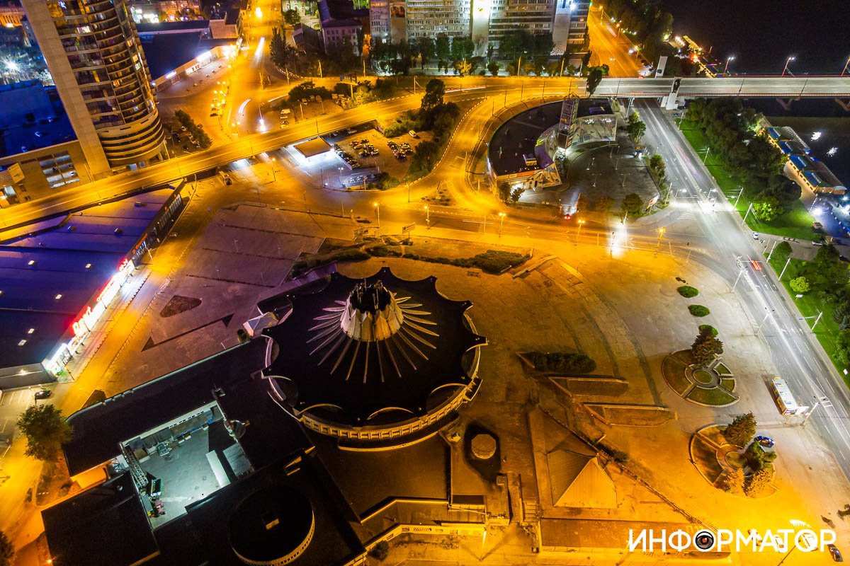 Купол цирка стилизован под средневековое шапито Купол цирка стилизован под средневековое шапито