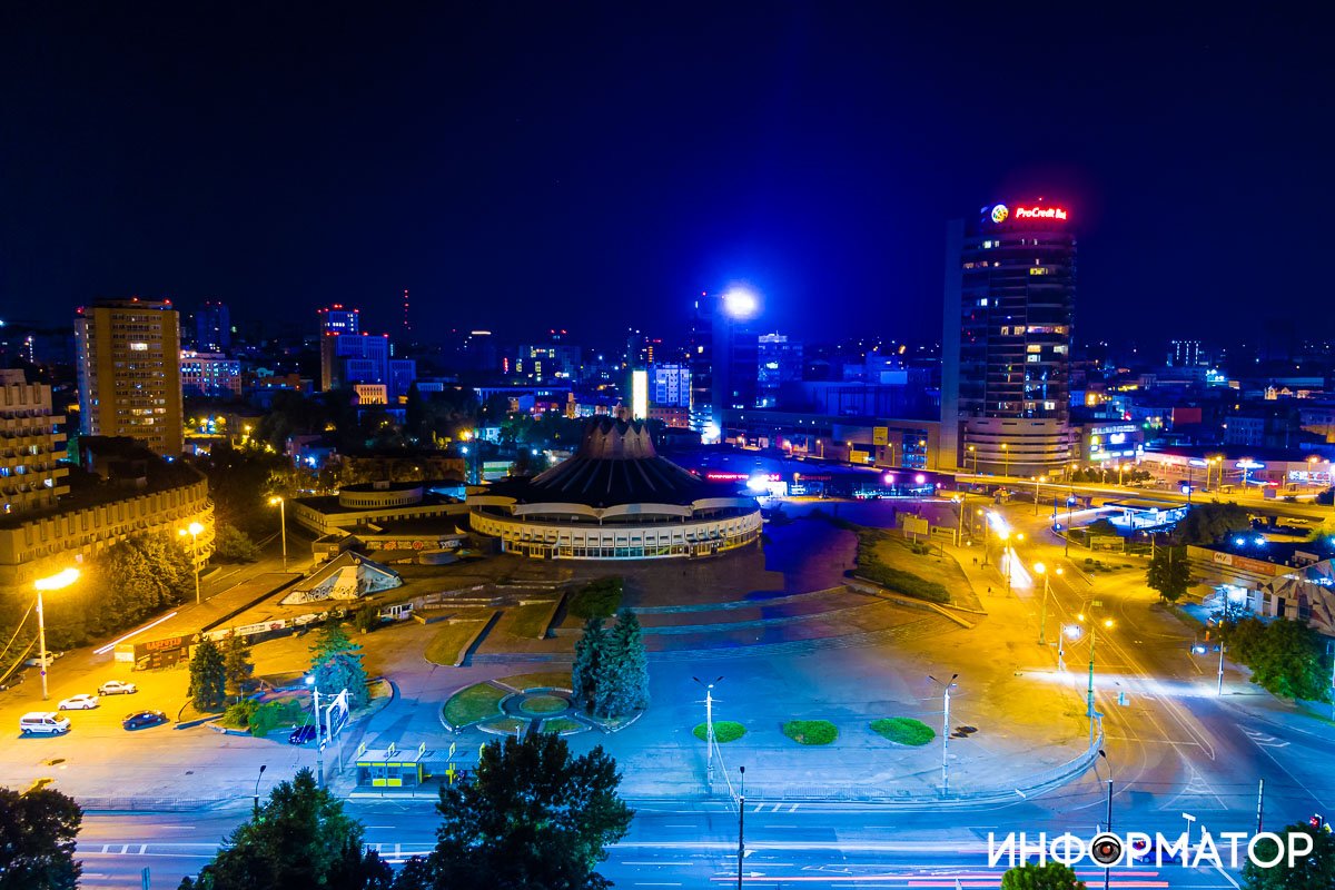 На фоне ночного города здание цирка выглядит магически На фоне ночного города здание цирка выглядит магически