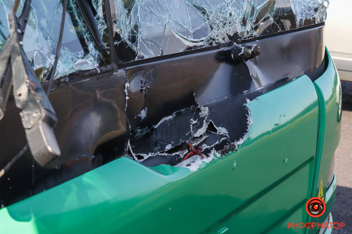 В Днепре на Слобожанском проспекте автобус №205 врезался в грузовик 2