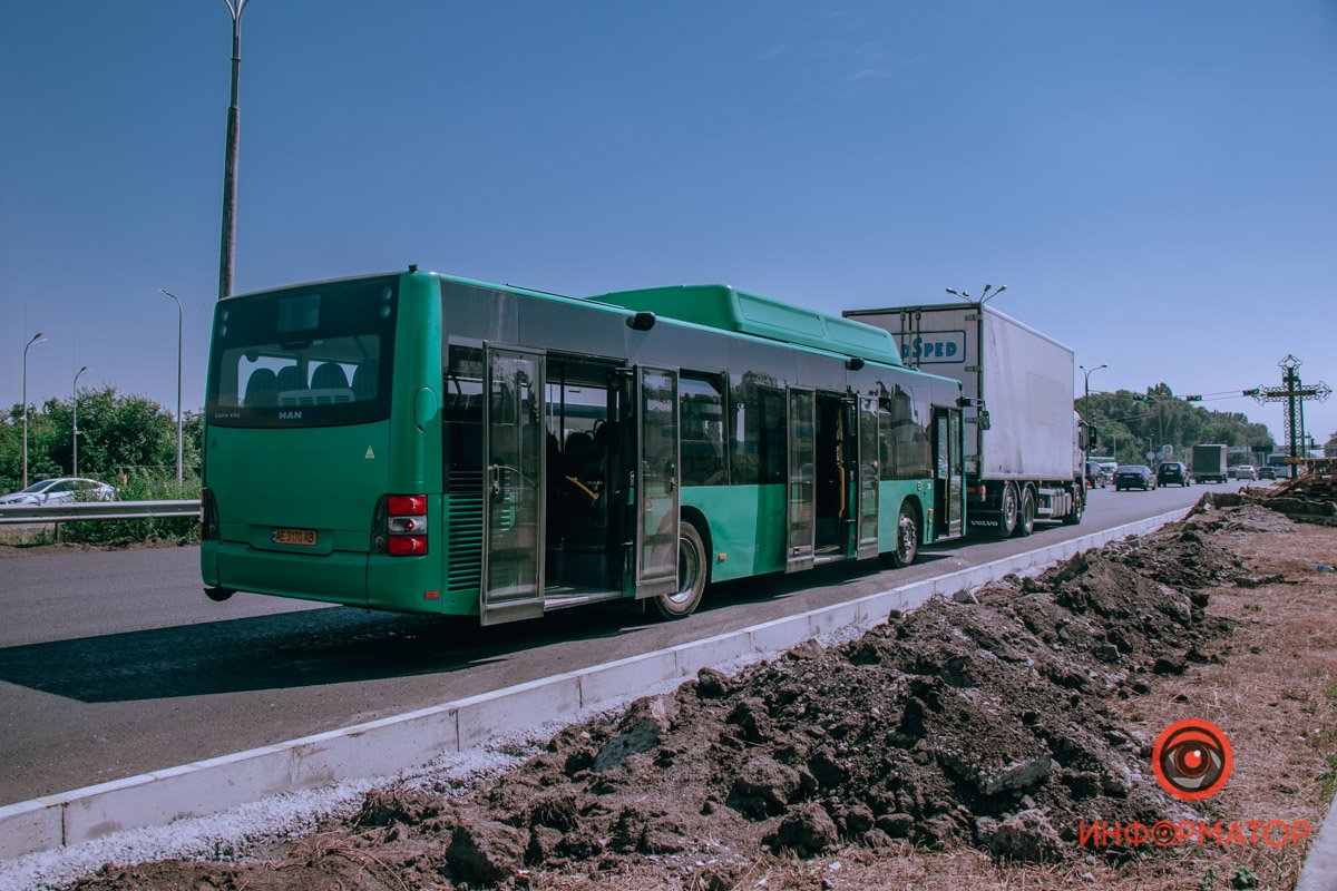 В Днепре на Слобожанском проспекте автобус №205 врезался в грузовик 6