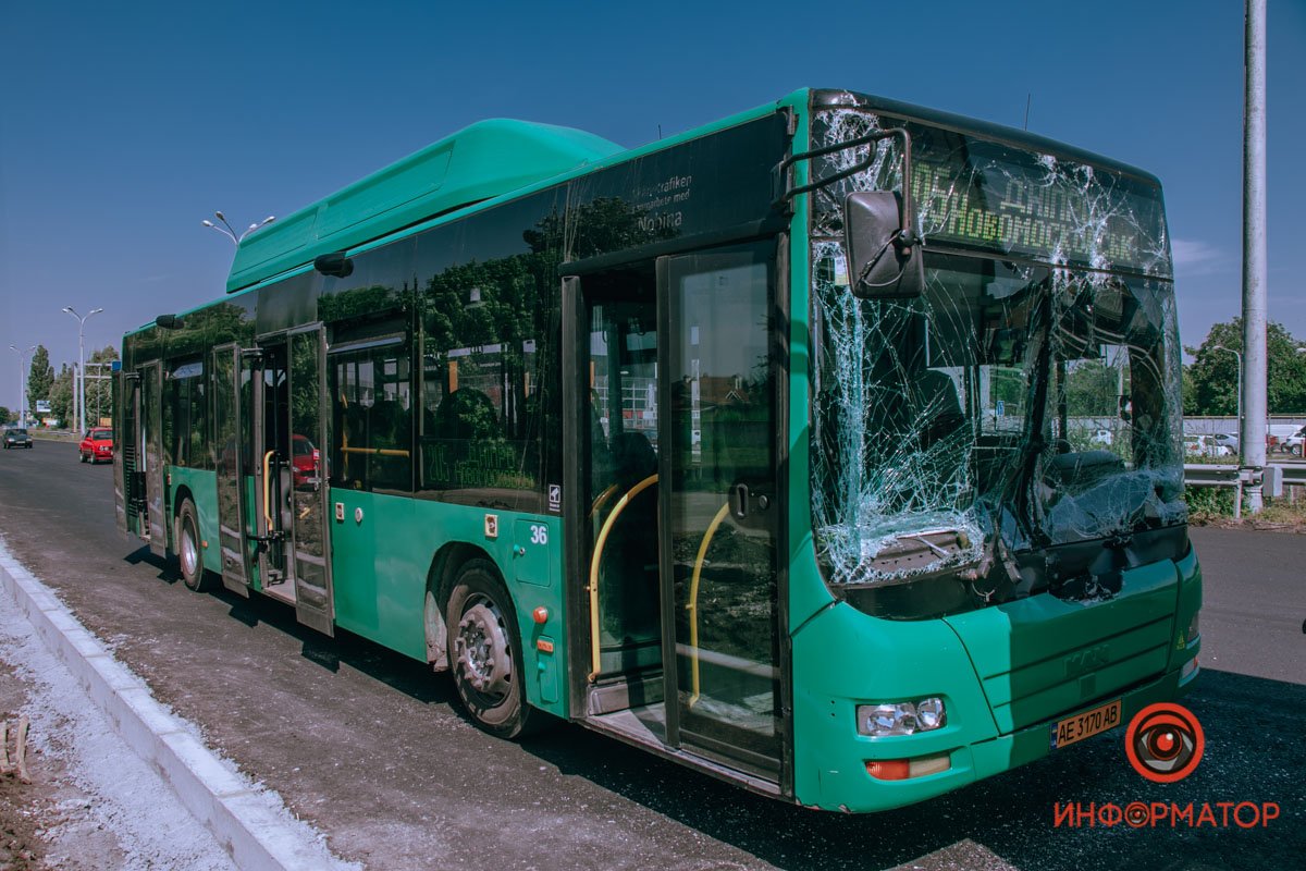 В Днепре на Слобожанском проспекте автобус №205 врезался в грузовик 7