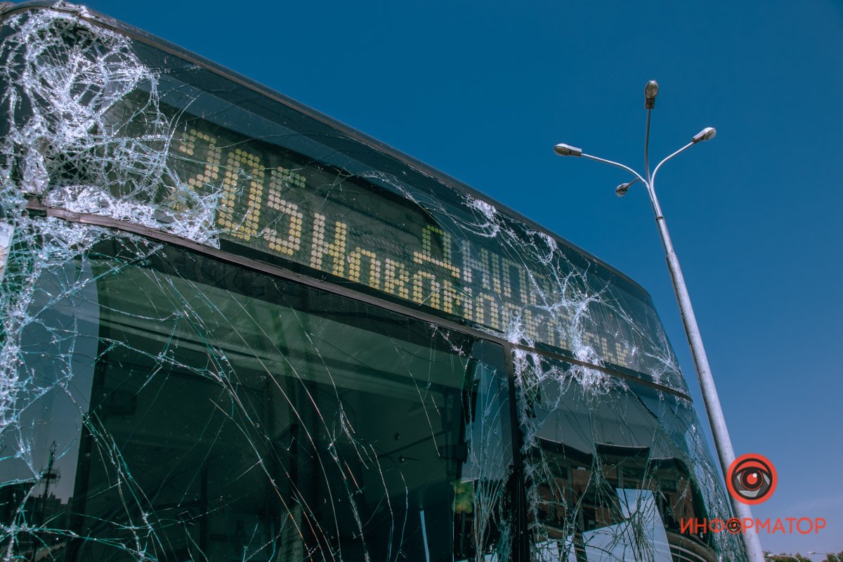 В Днепре на Слобожанском проспекте автобус №205 врезался в грузовик 9