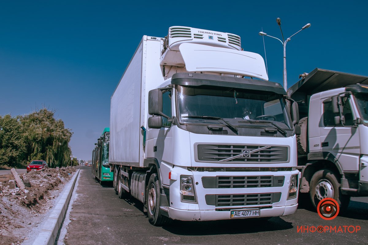 В Днепре на Слобожанском проспекте автобус №205 врезался в грузовик 10