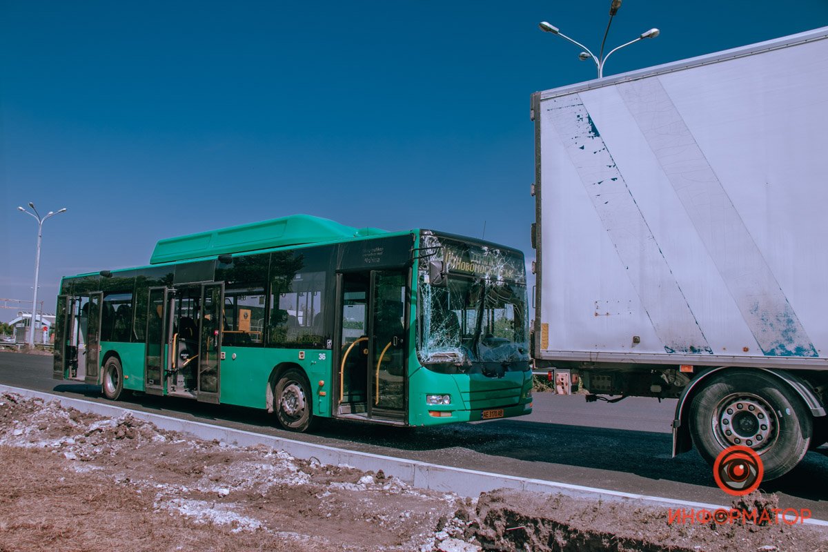 В Днепре на Слобожанском проспекте автобус №205 врезался в грузовик 11