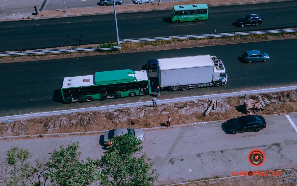 В Днепре на Слобожанском проспекте автобус №205 врезался в грузовик 15