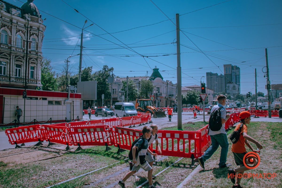 Пешеходам также приходится обходить