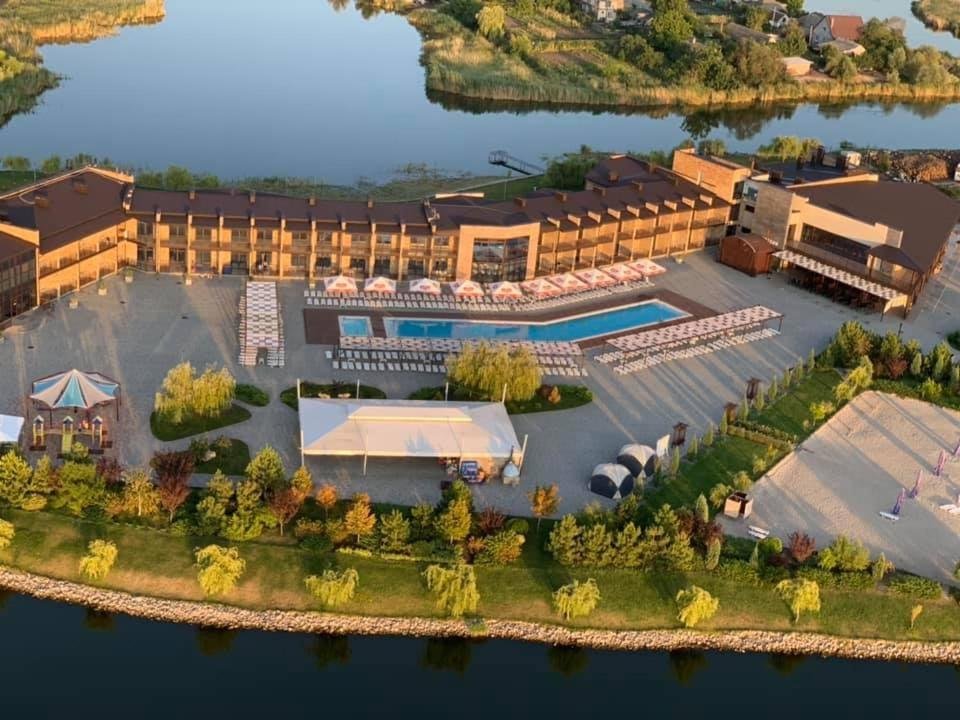 В каких комплексах Днепра и области можно отдохнуть возле бассейна 2