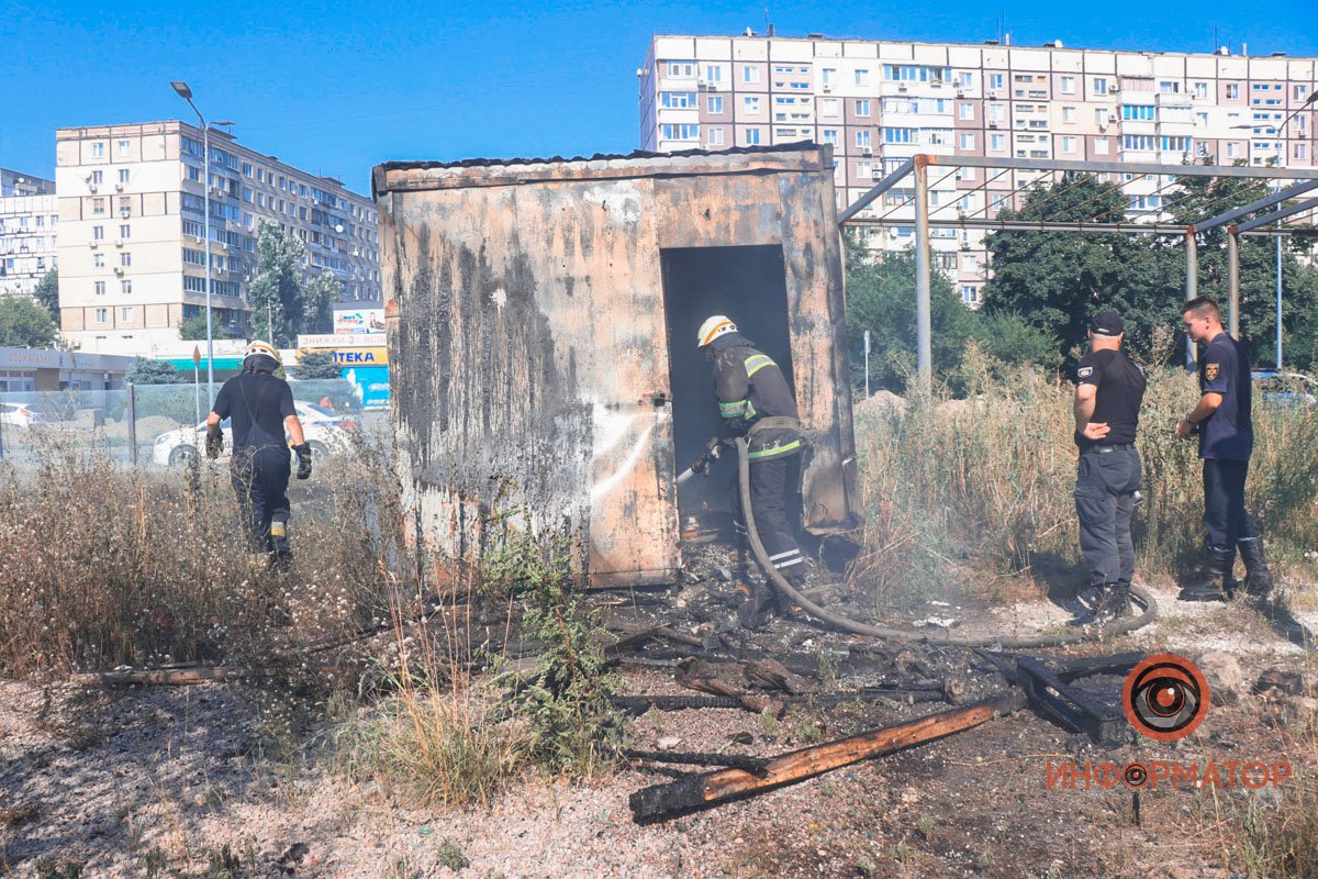 В Днепре на улице Юрия Кондратюка горел бытовой вагончик 2