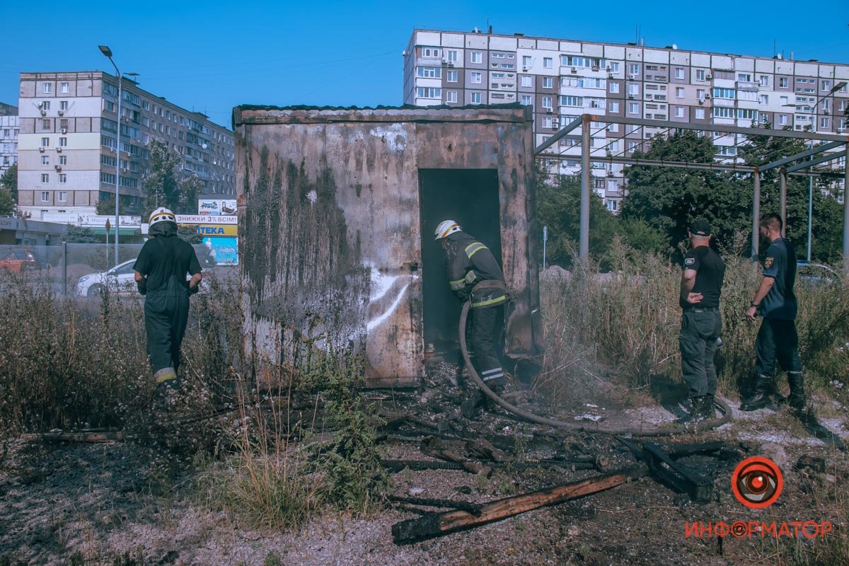 В Днепре на улице Юрия Кондратюка горел бытовой вагончик 10