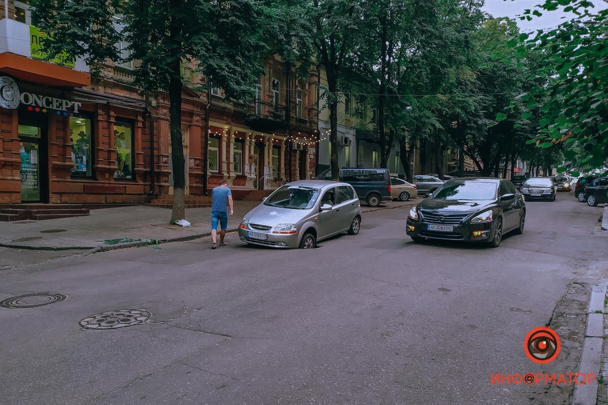 В Днепре на Воскресенской в асфальте появилась дырка