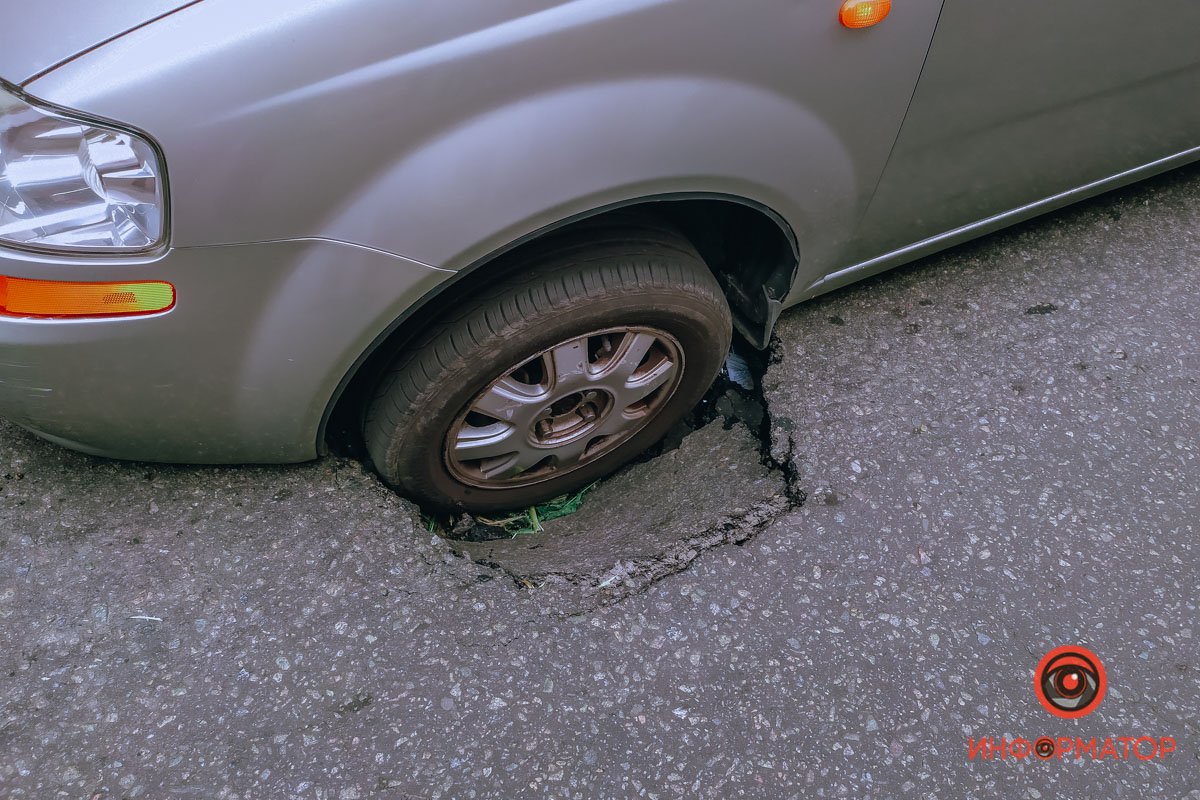 Передним колесом провалился Chevrolet