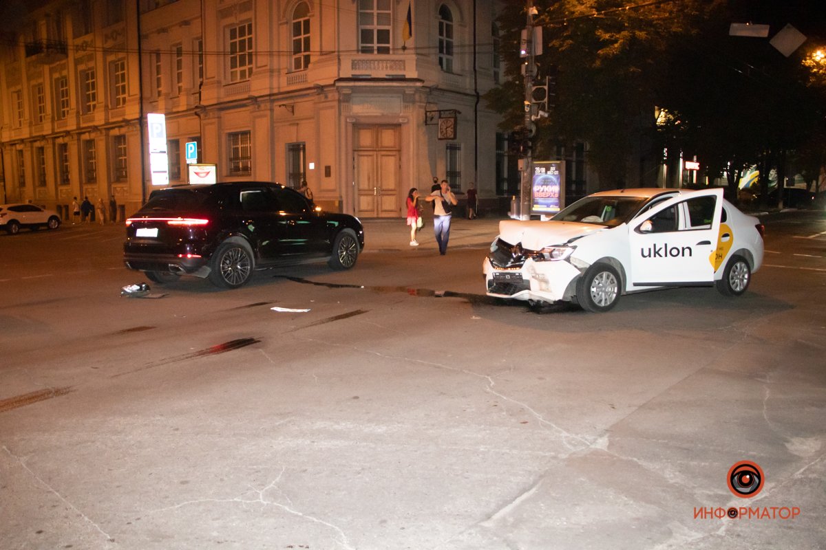 ДТП на перекрестке проспекта Дмитрия Яворницкого и улицы Воскресенской