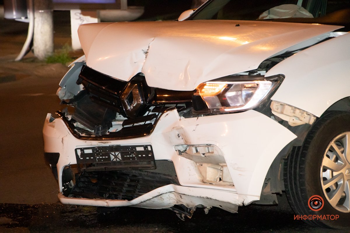 Столкнулись Porsche Cayenne и Renault службы такси Uklon