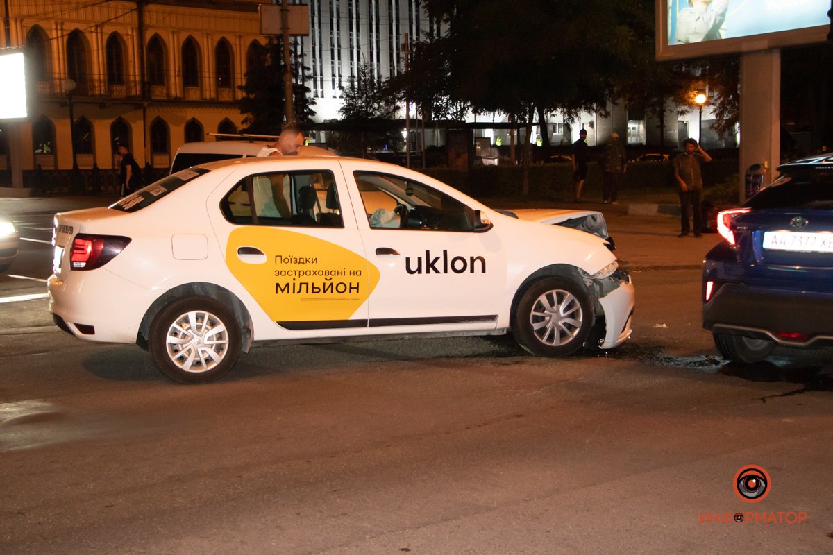 Renault ехал по главной, по проспекту Яворницкого со стороны площади Героев Майдана