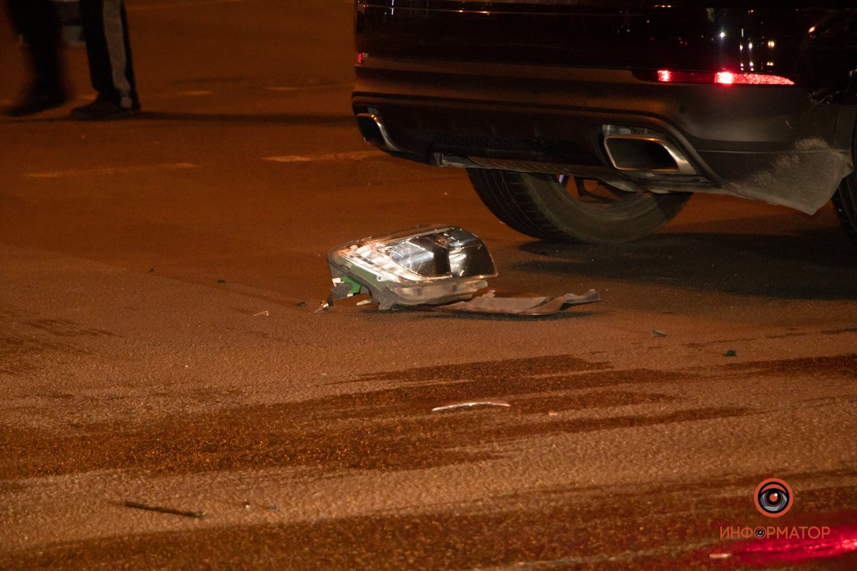 Движение затруднено и по Воскресенской, и по проспекту Яворницкого