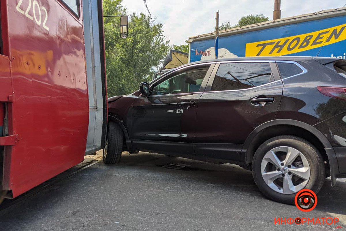 В Днепре под Амурским мостом столкнулись трамвай №19 и Nissan В Днепре под Амурским мостом столкнулись трамвай №19 и Nissan