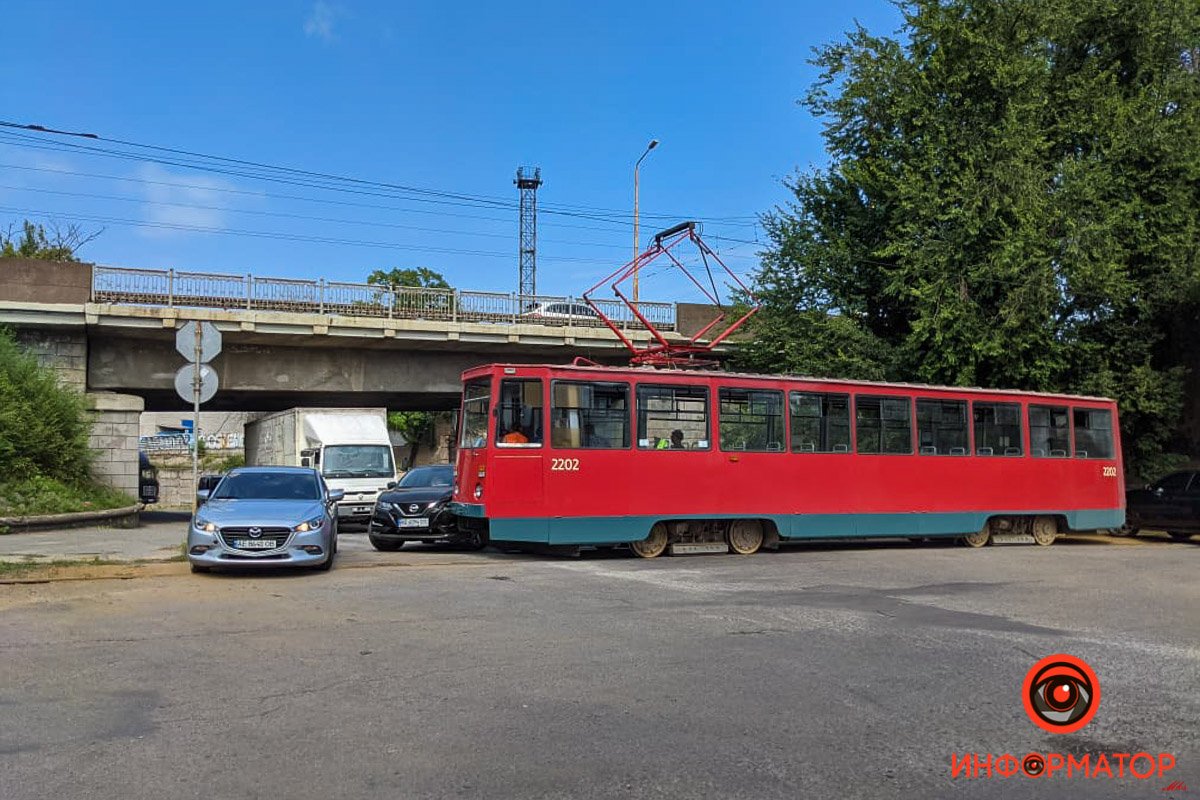 Некоторые автомобили объезжали место ДТП по пешеходной части Некоторые автомобили объезжали место ДТП по пешеходной части