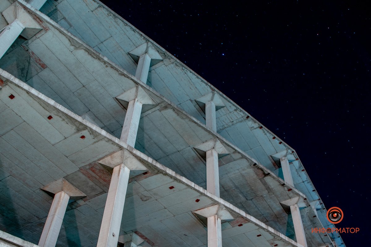 А напротив - недострой А напротив - недострой