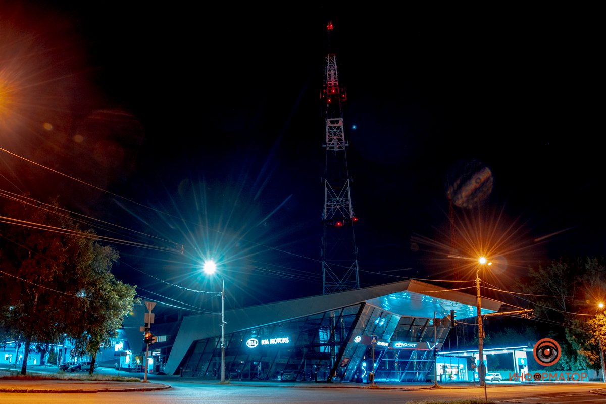 Автосалон в огнях Автосалон в огнях