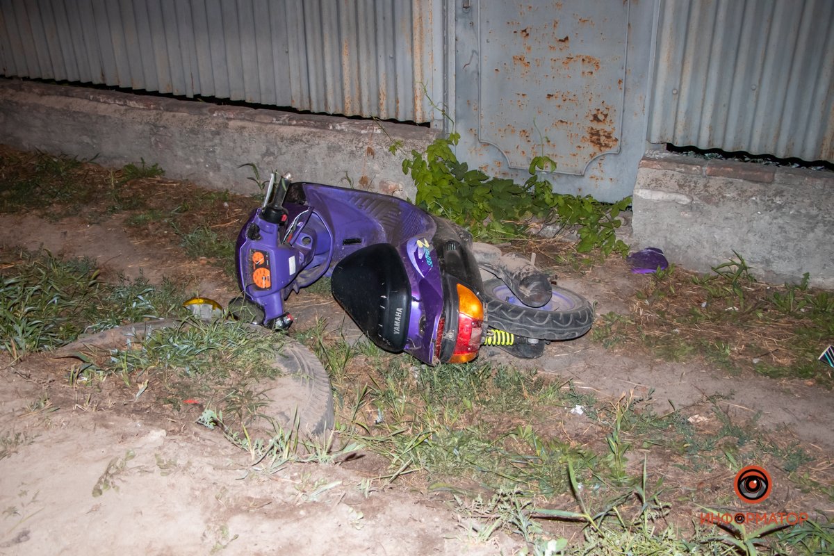 На улице Береговой мужчина на скутере выехал на обочину и слетел с двухколесного На улице Береговой мужчина на скутере выехал на обочину и слетел с двухколесного