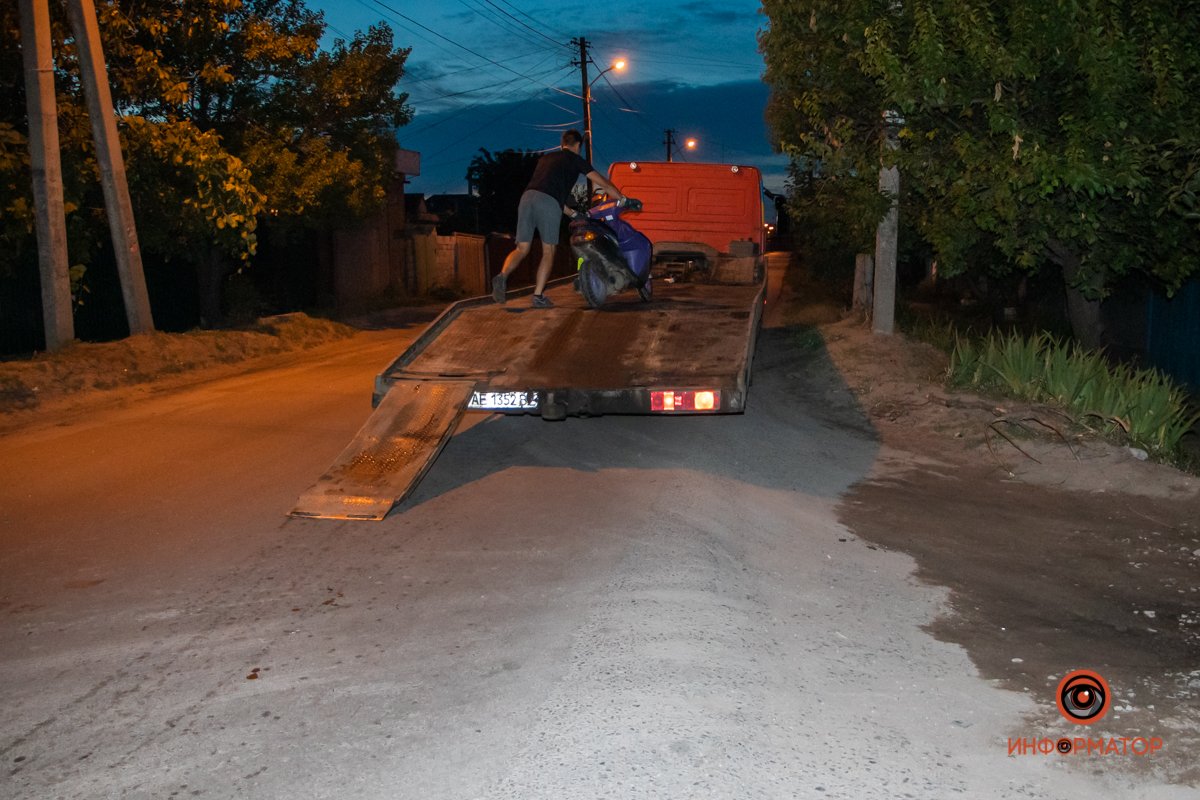 Скутер на эвакуаторе отвезли на штрафплощадку Скутер на эвакуаторе отвезли на штрафплощадку