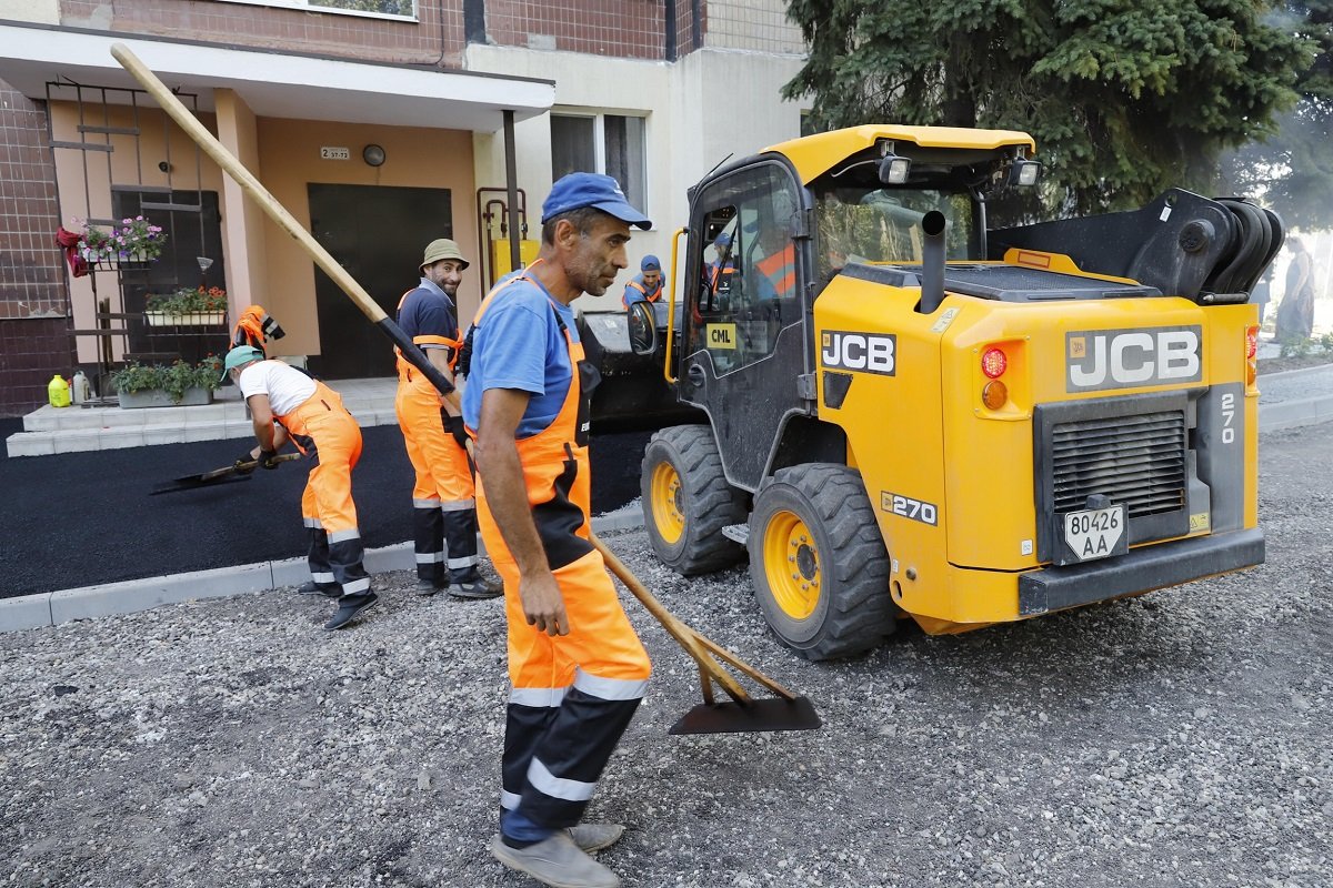 "У нас появились хорошие тротуары": жители жилмассива Сокол довольны ремонтом в своих дворах 2