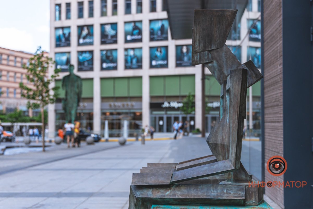 Такая же скульптура стоит под Полтавой Такая же скульптура стоит под Полтавой